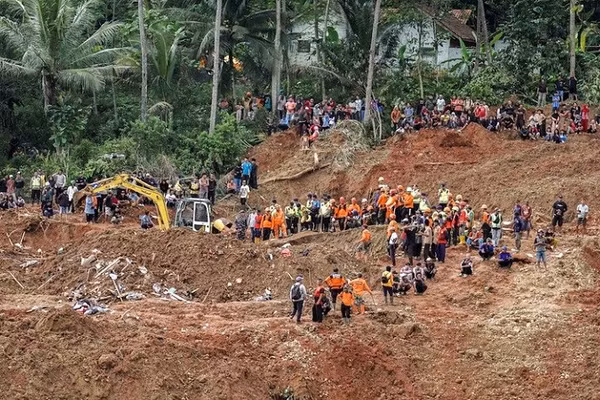Lở đất ở Indonesia khiến hàng chục người thiệt mạng và mất tích.