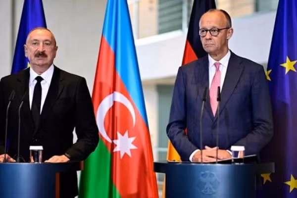 Tổng thống Azerbaijan Ilham Aliyev (trái) và Thủ tướng Đức Friedrich Merz.