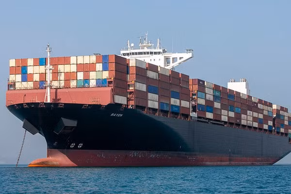 Một tàu thương mại đang neo đậu tại eo biển Hormuz gần đảo Larak của Iran.
