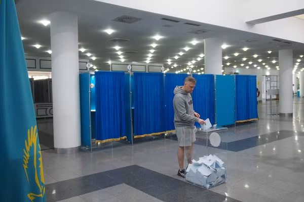 Cử tri đi bỏ phiếu tại một điểm bỏ phiếu ở thành phố Almaty, Kazakhstan, ngày 23/8.