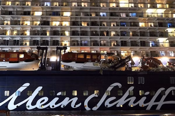 Tàu Mein Schiff 3 sau vụ va chạm với tàu MSC Victorine, ngày 25/10/2026.