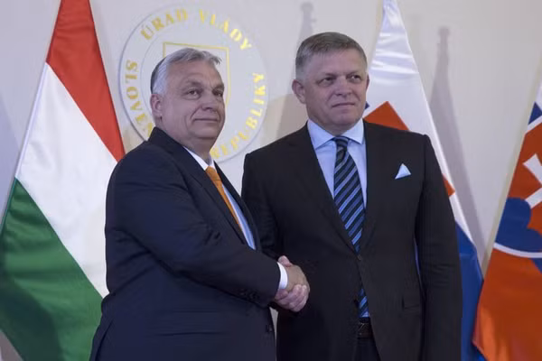 Thủ tướng Hungary Viktor Orban (trái) và Thủ tướng Slovakia Robert Fico.