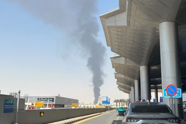 Một cột khói bốc lên ở khu vực gần Sân bay Quốc tế King Khalid ở Riyadh, Saudi Arabia, ngày 19/9/2026.