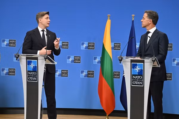 Tổng Thư ký NATO Mark Rutte (phải) và Thủ tướng Litva Mindaugas Sinkevicius tổ chức họp báo tại Brussels, ngày 29/9/2026.