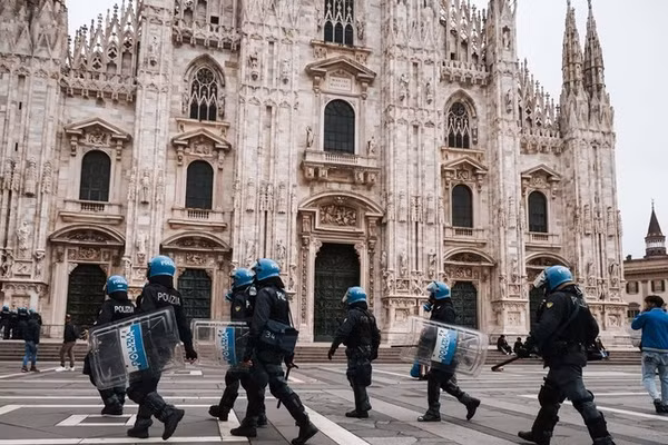 Người biểu tình đụng độ với cảnh sát tại Piazza del Duomo ở Milan, Ý, ngày 18/10/2026.