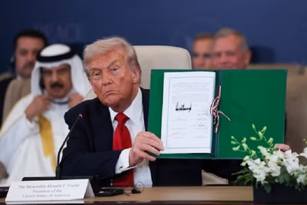 Tổng thống Mỹ Donald Trump và các nhà lãnh đạo thế giới ký thỏa thuận ngừng bắn ở Gaza, ngày 13/10/2025.