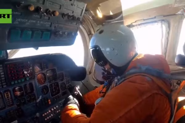 Phi công trên máy bay ném bom chiến lược Tu-160 của Nga.