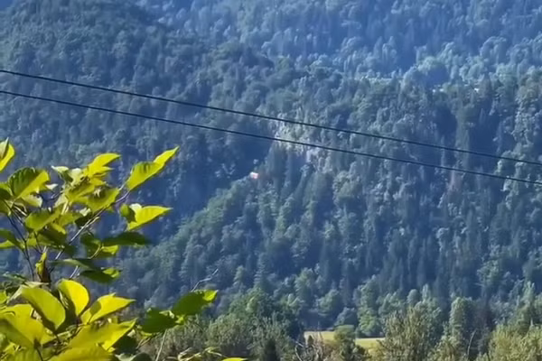 Công dân Ukraine vượt qua biên giới quốc gia thành công bằng dù lượn.