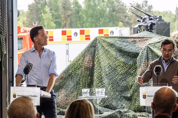Tổng Thư ký NATO Mark Rutte (trái) và Thủ tướng Thụy Điển Ulf Kristersson tổ chức cuộc họp báo chung, ngày 21/5/2026. 