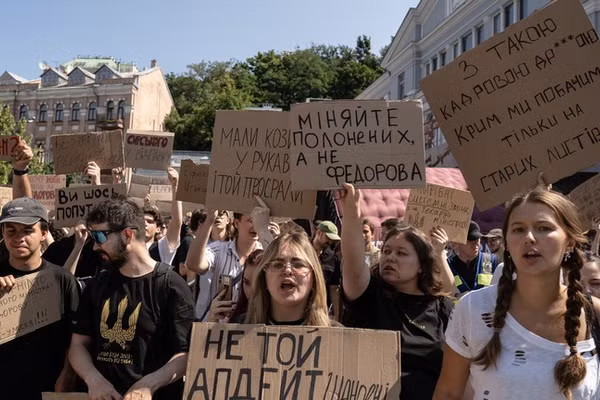 Người dân ở Kiev biểu tình phản đối Tổng thống Zelensky sa thải Bộ trưởng Quốc phòng Mikhail Fedoro, ngày 16/7/2026.