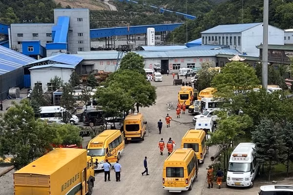Lực lượng chức năng được điều đến hiện trường vụ nổ tại mỏ Liushenyu ở huyện Qinyuan, tỉnh Sơn Tây, Trung Quốc, ngày 22/5/2026.