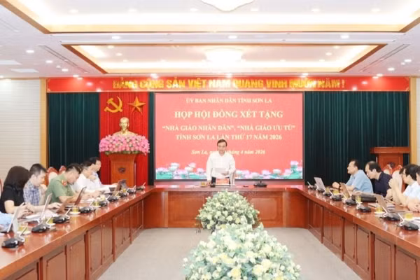 Các thành viên Hội đồng xét tặng danh hiệu thảo luận, đề nghị xét tặng danh hiệu “Nhà giáo ưu tú” cho 44 giáo viên.