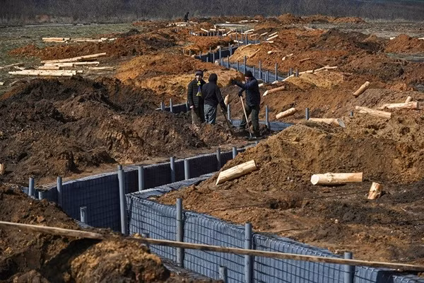 Ukraine đang xây dựng một tuyến phòng thủ.
