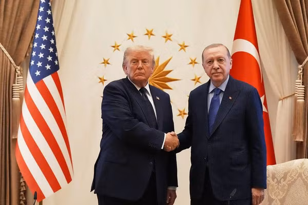 Tổng thống Mỹ Donald Trump (trái) và Tổng thống Thổ Nhĩ Kỳ Recep Tayyip Erdogan.
