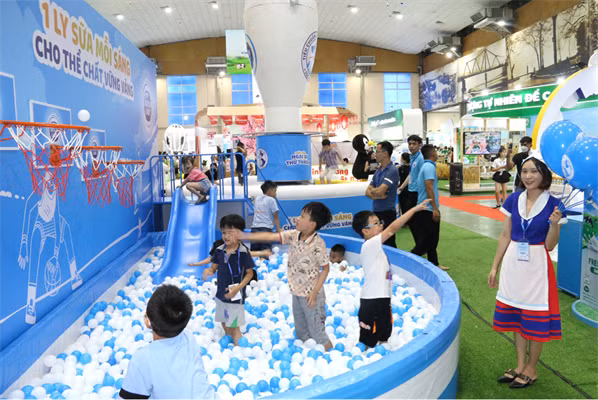 Toàn cảnh Ngày Sữa thế giới 2022 đầy sắc màu: Cô Gái Hà Lan mang vạn niềm vui đến với trẻ em Việt ảnh 4
