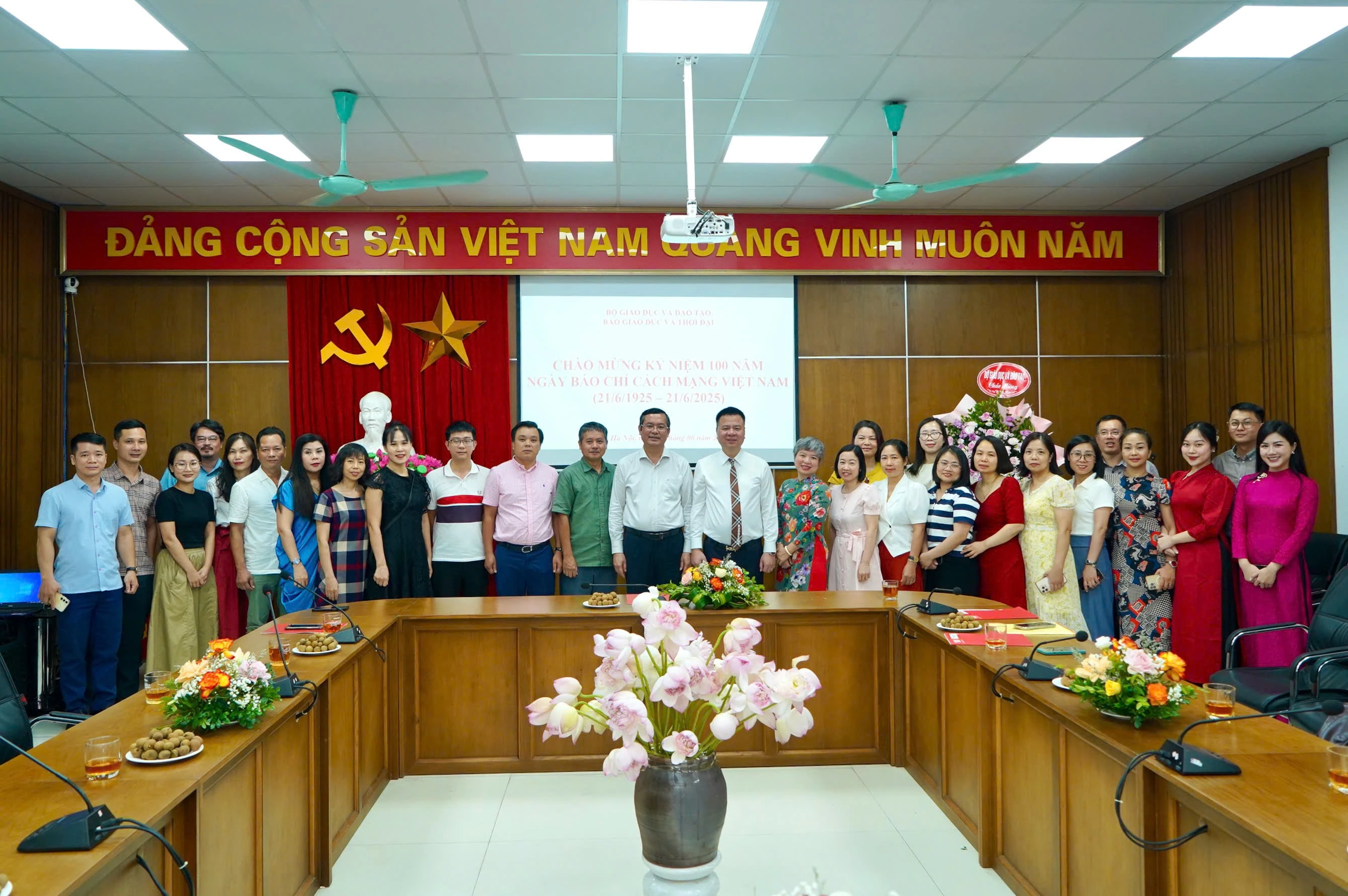 hoi-nghi-21-6-tap-the.jpg