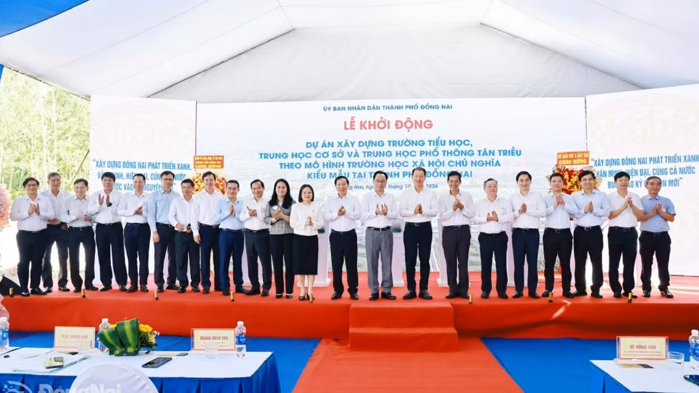 Bộ trưởng Hoàng Minh Sơn cùng đoàn công tác của Bộ GD&ĐT và lãnh đạo TP Đồng Nai tại lễ khởi động dự án Trường TH-THCS-THPT Tân Triều. Ảnh: Báo và PTTH Đồng Nai.