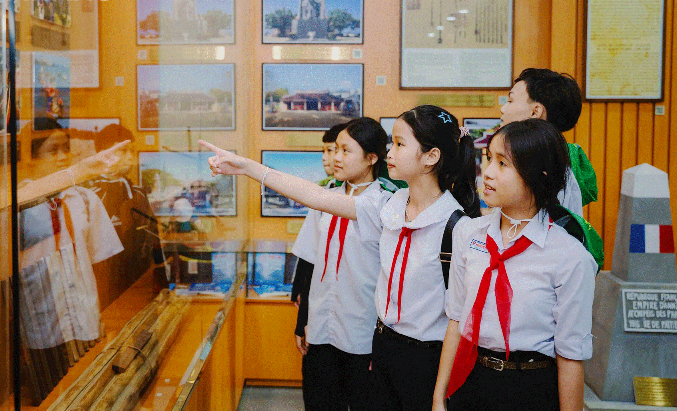 Học sinh Đà Nẵng trong hoạt động giáo dục truyền thống tại Nhà trưng bày Hoàng Sa. Ảnh minh họa: INT