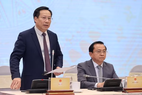 Thứ trưởng Bộ Y tế Lê Đức Luận 