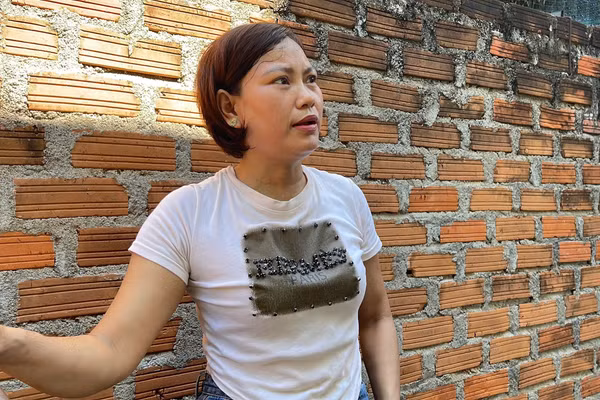 Chị Nguyễn Thị Kim Hoàn chờ 3 tiếng để nhận 20.000 đồng tiền hỗ trợ.