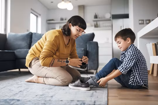 Làm thay con những việc trẻ có thể tự làm, cha mẹ có thể vô tình lấy đi cơ hội để trẻ trưởng thành.