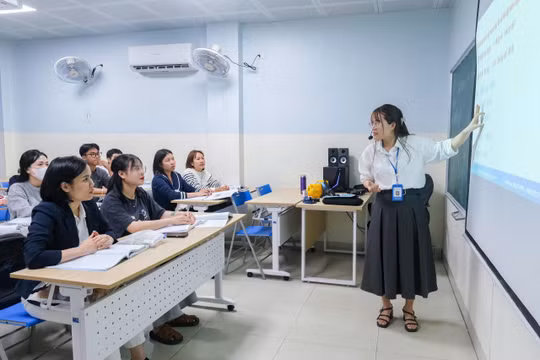 Doanh nghiệp tổ chức lớp học ngoại ngữ cho người lao động.