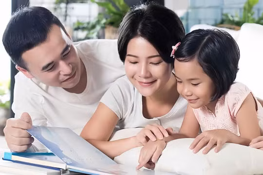 Cha mẹ lắng nghe và đối thoại được nhiều chuyên gia xem là nền tảng của phương pháp nuôi dạy tích cực. Ảnh minh họa