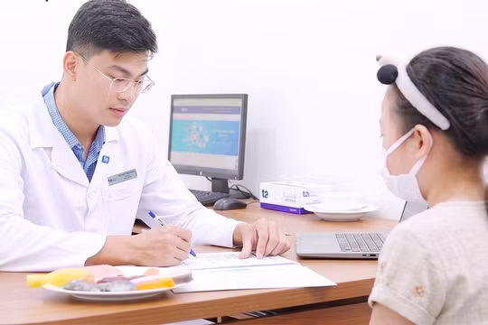 TS.BS Trần Quyền An tư vấn dinh dưỡng và xây dựng phác đồ điều trị cá thể hóa cho bệnh nhi thừa cân, béo phì. Ảnh: Bệnh viện Đa khoa Tâm Anh