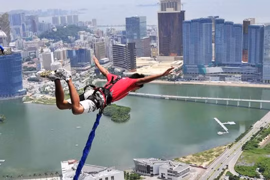 Thử thách giới hạn ở điểm nhảy bungee cao nhất thế giới