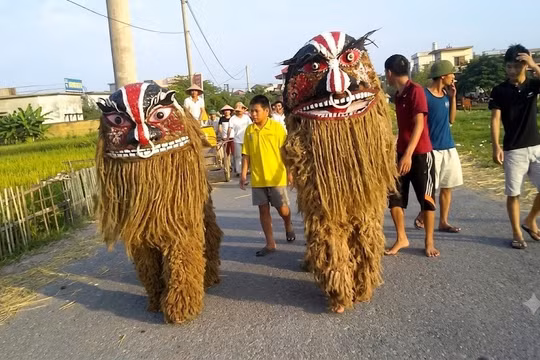 Hình ảnh sư tử được làm từ sợi đay, mo cau, dây mây trong dịp Trung thu tại làng Búng.