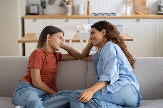 Cha mẹ và con cái cần duy trì đối thoại tích cực khi trẻ bước vào tuổi thiếu niên, thay vì để những khác biệt trong suy nghĩ dần tạo khoảng cách.
