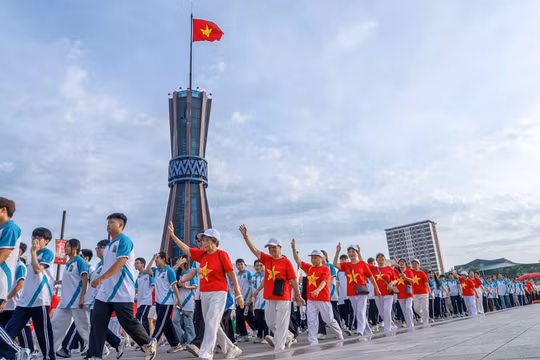 Đông đảo người dân hưởng ứng chương trình.