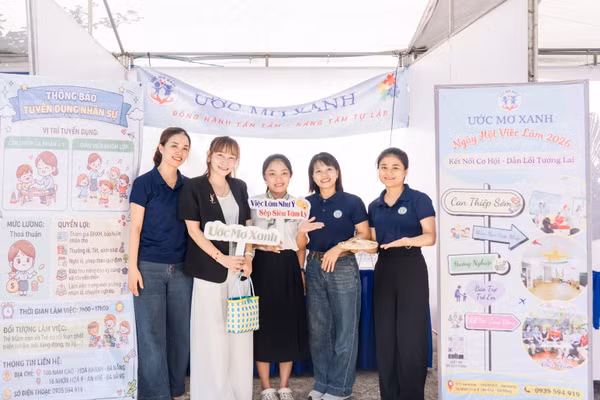 Sinh viên Trường Đại học Sư phạm checkin gian hàng tuyển dụng. 