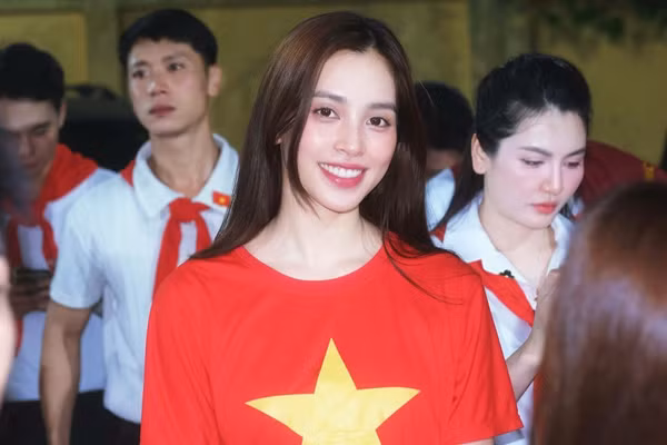 Tiểu Vy cùng Bảo Ngọc vinh dự tham gia diễu hành tại Quảng trường Ba Đình