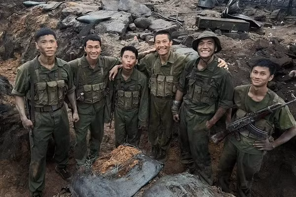 "Mưa Đỏ" khép lại hành trình chiếu rạp với doanh thu kỷ lục trên 710 tỉ đồng.