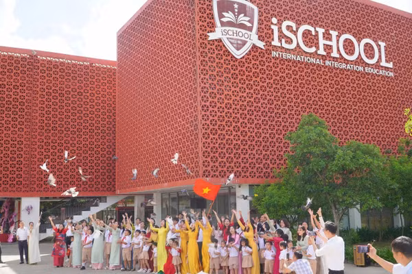 Nữ hiệu trưởng 8x và hành trình đưa công nghệ thành 'ngôn ngữ thứ 2' tại iSchool
