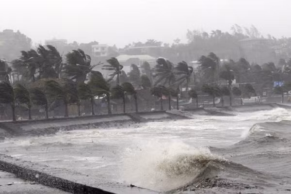 Bão Matmo giật cấp 10, mỗi giờ đi được 15-20km