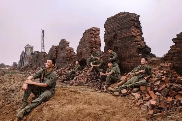 'Mưa Đỏ' trở thành phim ăn khách nhất lịch sử phòng vé Việt