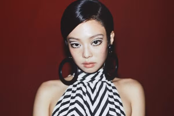 Jennie (BLACKPINK) ngược dòng thời gian với tạo hình thập niên 60 đầy ấn tượng