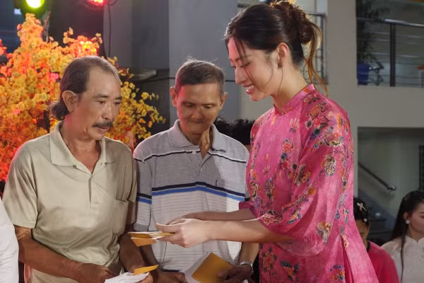 Dàn Hoa hậu, Á hậu gói bánh chưng, trao hơn 1,3 tỷ đồng tặng người nghèo 