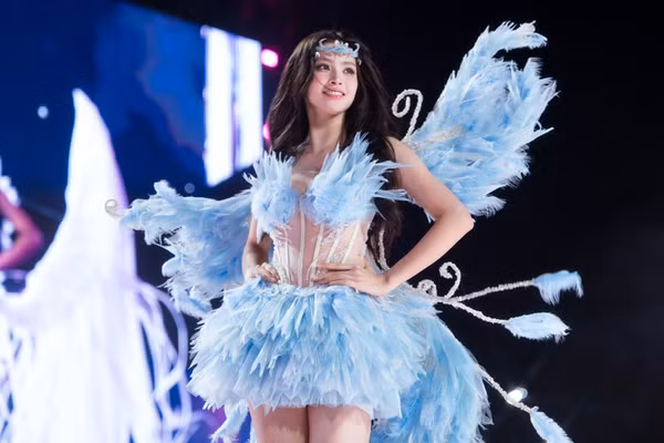 Hoa hậu Tiểu Vy, Thanh Thủy 'bùng nổ' trong đêm nhạc của Hòa Minzy