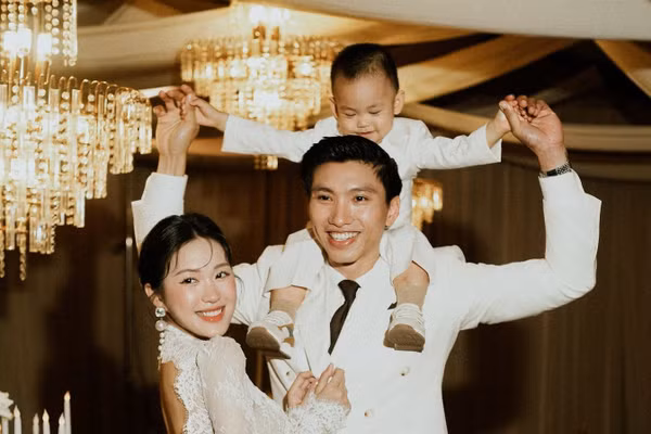 Ngắm khoảnh khắc ngọt ngào của Đoàn Văn Hậu và bà xã mừng hai năm về chung nhà