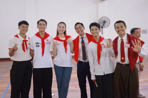Hoa hậu Lương Thùy Linh cùng dàn sao Việt tự hào tham gia diễu hành mừng đại lễ A80