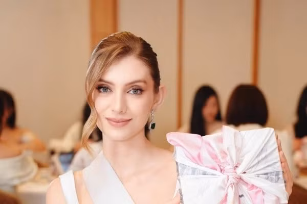 Nhan sắc đời thường rạng rỡ như 'nữ thần' của tân Miss International