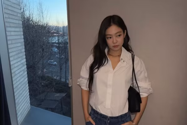 Jennie (BLACKPINK) hóa thiếu nữ dịu dàng, chinh phục ánh nhìn với sơ mi trắng