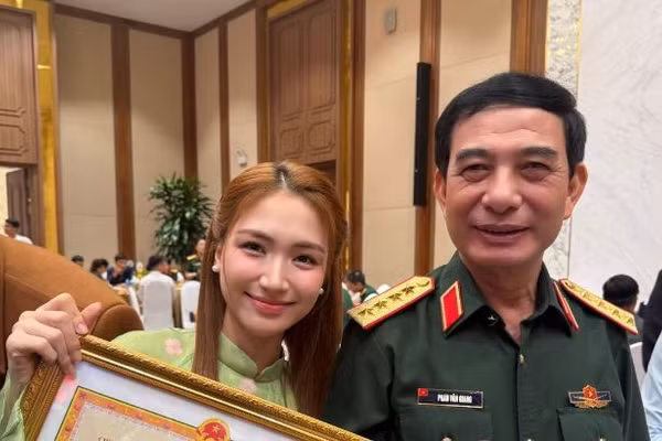 Hòa Minzy vinh dự nhận bằng khen từ Tổng cục Chính trị QĐND Việt Nam