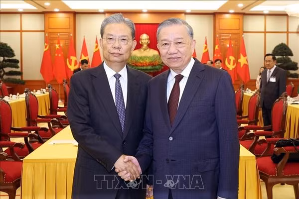Tổng Bí thư Tô Lâm và Ủy viên trưởng Nhân đại toàn quốc Trung Quốc Triệu Lạc Tế. Ảnh: Thống Nhất/TTXVN.