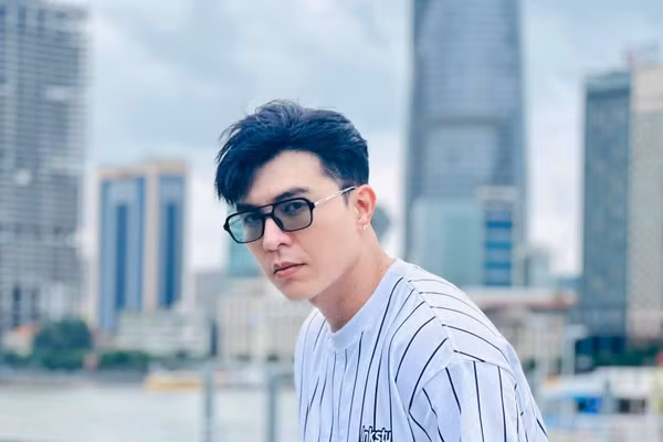 Loạt ảnh đời thường 'gây sốt' của mỹ nam phản diện trong Mưa Đỏ 