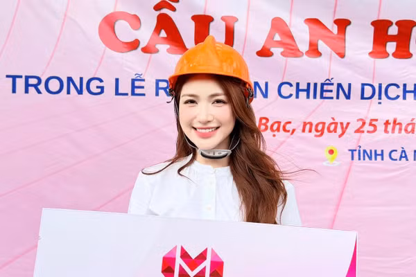 Hòa Minzy đánh dấu tuổi mới bằng món quà ý nghĩa tặng bà con Cà Mau 