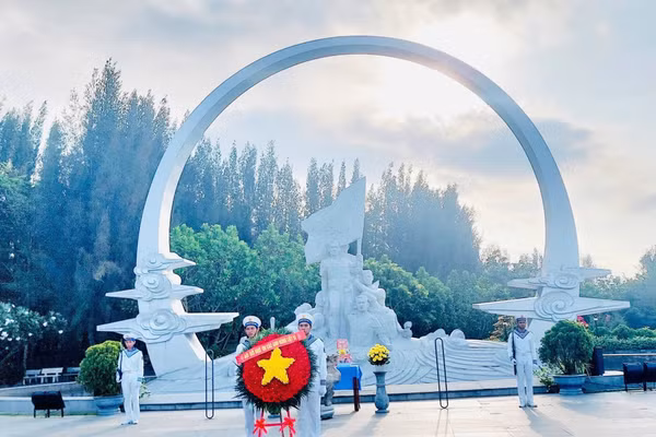 Xúc động lễ tưởng niệm các liệt sỹ ở Gạc Ma